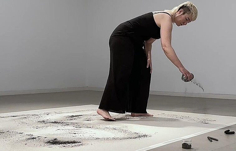 M. Lohrum exhibe su universo ‘performativo’ en ‘Ritmo en Capa’